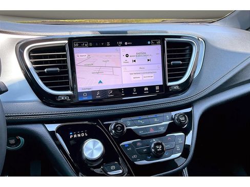 Certified 2025 Chrysler Pacifica Limited FWD image 9