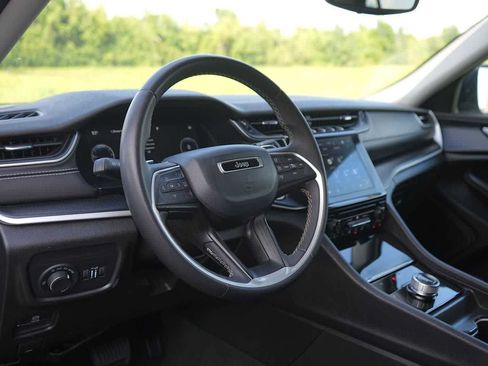 Used 2024 Jeep Grand Cherokee Laredo RWD image 2