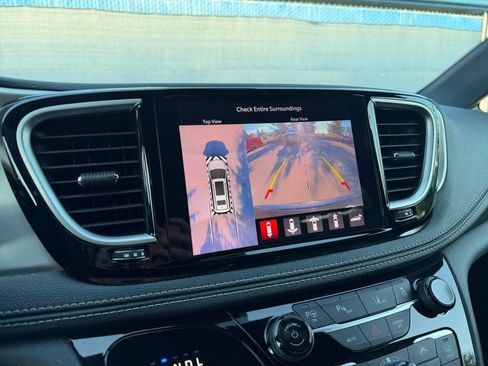 Used 2023 Chrysler Pacifica Limited w/ Uconnect Theater Family Group FWD image 17