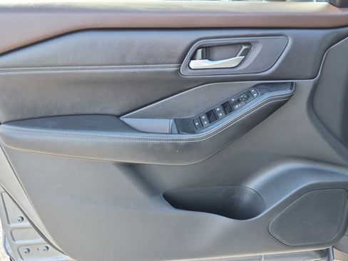 Used 2023 Nissan Rogue SV w/ SV Premium B Package image 9