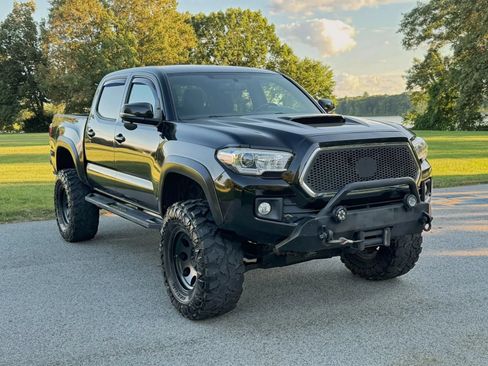 Used 2017 Toyota Tacoma TRD Off-Road w/ Tow Package (A/T) AWD/4WD image 4