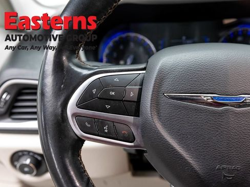 Used 2019 Chrysler Pacifica Touring-L FWD image 14