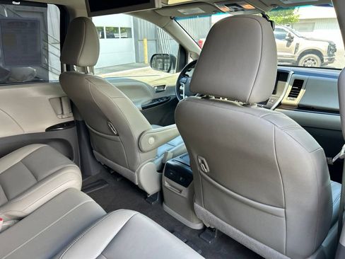Used 2017 Toyota Sienna XLE Premium FWD image 39