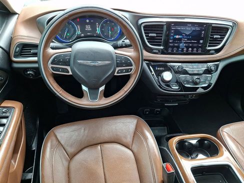 Used 2019 Chrysler Pacifica Limited w/ Tire & Wheel Group FWD image 2