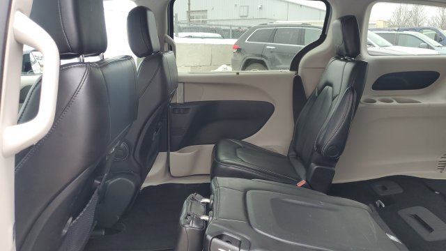 Used 2024 Chrysler Pacifica Touring-L FWD image 24