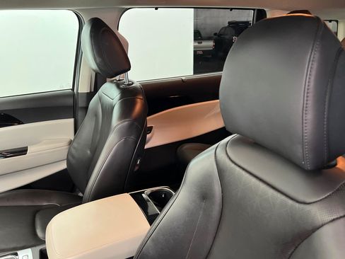 Used 2024 Kia Carnival EX FWD image 16