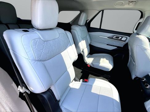Used 2025 Ford Explorer Platinum w/ Ultimate Package AWD/4WD image 17