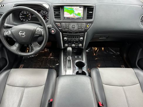 Used 2020 Nissan Pathfinder SL image 3