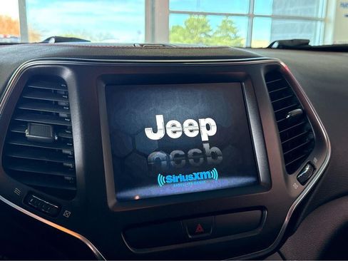 Used 2020 Jeep Cherokee Trailhawk AWD/4WD image 25