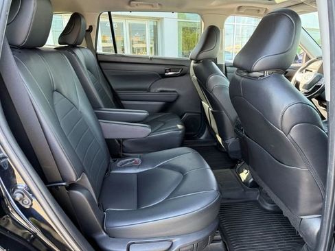 Used 2023 Toyota Highlander XLE AWD/4WD image 22