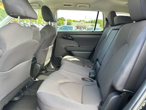 Used 2024 Toyota Highlander LE AWD/4WD image 12