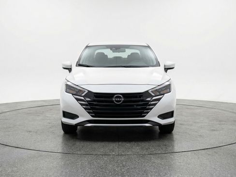 Used 2025 Nissan Versa SV image 2
