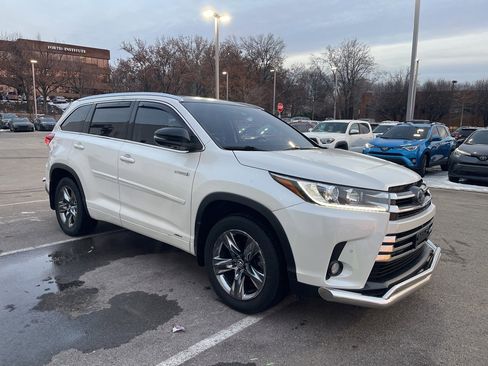Used 2018 Toyota Highlander Limited Platinum image 2