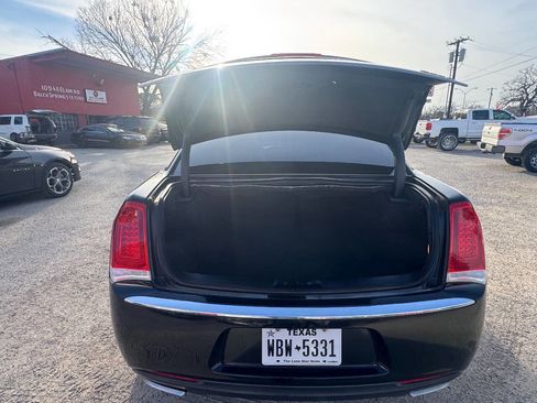 Used 2016 Chrysler 300 C image 18