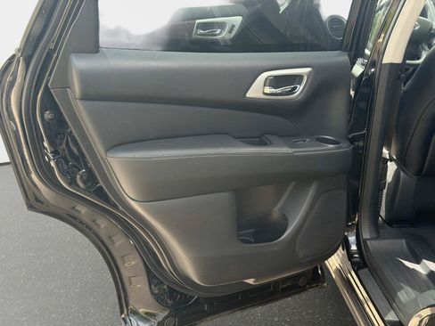 Used 2020 Nissan Pathfinder Platinum AWD/4WD image 16