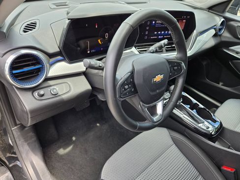 Used 2025 Chevrolet Trax LT w/ LT Convenience Package FWD image 15