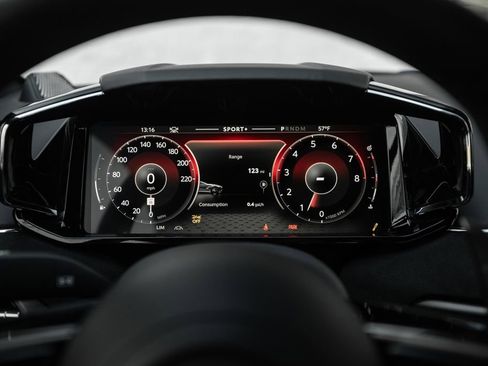 Used 2025 Aston Martin V8 Vantage Coupe image 6