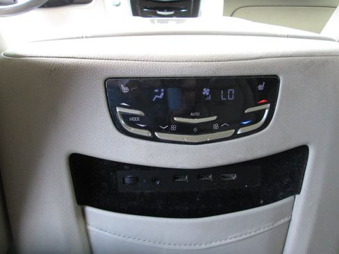 Used 2018 Cadillac Escalade ESV Luxury image 17