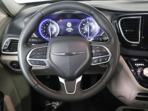 Used 2023 Chrysler Pacifica Touring-L image 36