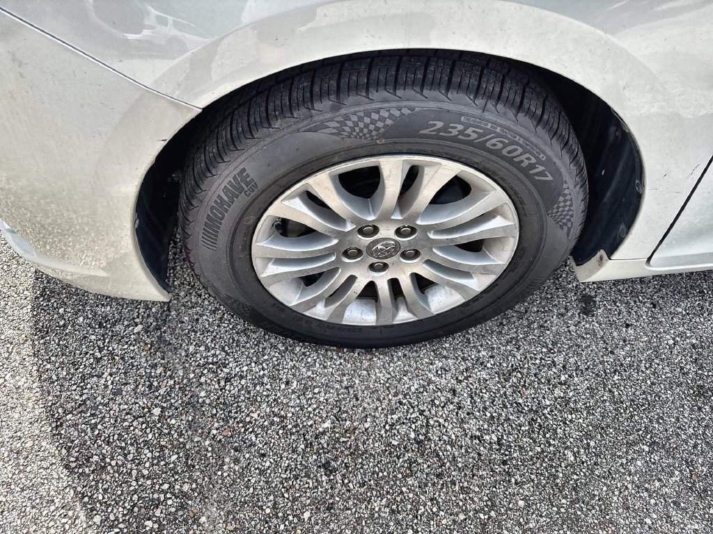 Used 2015 Toyota Sienna XLE w/ XLE Navigation Package FWD image 2