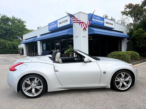 Used 2010 Nissan 370Z Touring w/ Sport Pkg RWD image 12