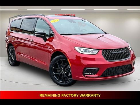 Used 2025 Chrysler Pacifica Limited AWD/4WD image 1