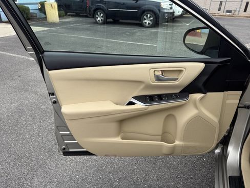 Used 2015 Toyota Camry LE image 10