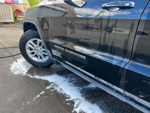 Used 2018 Jeep Grand Cherokee Laredo AWD/4WD image 29