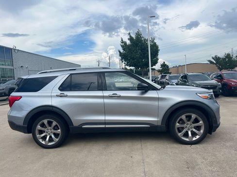 Used 2020 Ford Explorer Platinum w/ Premium Technology Package AWD/4WD image 3