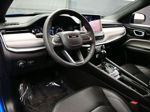 Used 2025 Jeep Compass Limited image 12