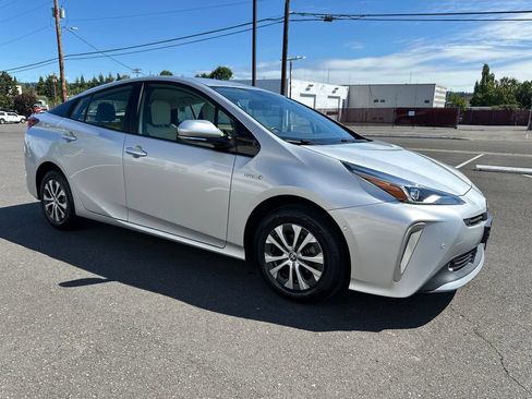 Used 2020 Toyota Prius XLE AWD/4WD image 8