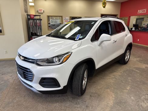 Used 2018 Chevrolet Trax LT w/ LT Convenience Package image 3