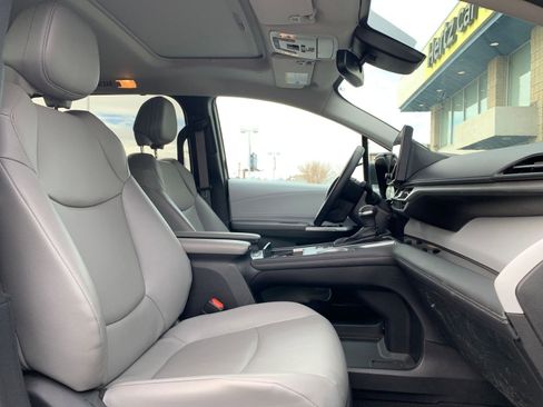Used 2025 Toyota Sienna XLE image 39