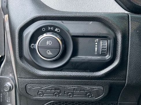 Used 2025 Jeep Gladiator Sport AWD/4WD image 11