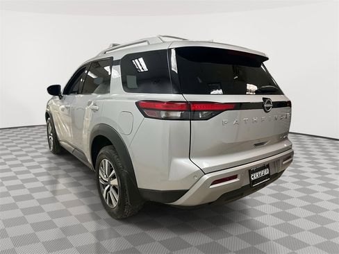 Certified 2025 Nissan Pathfinder SL image 5