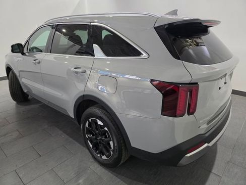 Used 2025 Kia Sorento S image 3