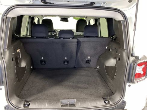 Used 2023 Jeep Renegade Latitude AWD/4WD image 8