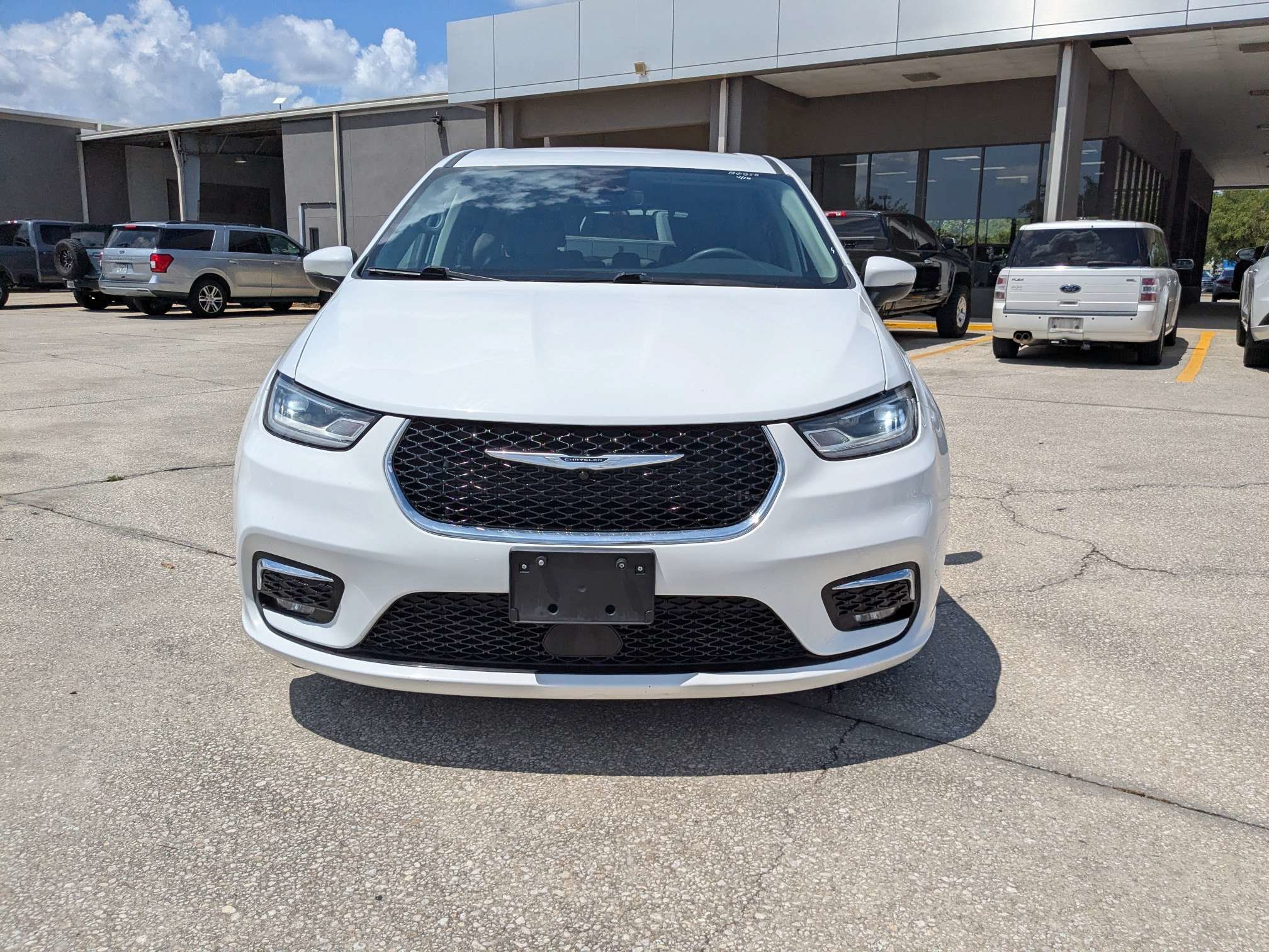 Used 2023 Chrysler Pacifica Touring-L FWD image 9