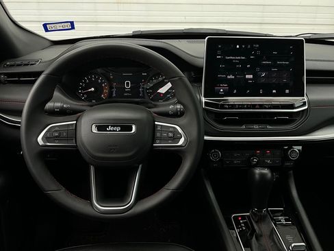 Used 2025 Jeep Compass Trailhawk image 12