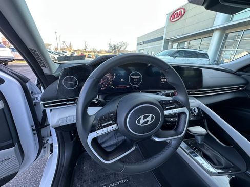 Used 2024 Hyundai Elantra Limited image 30