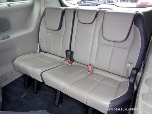 Used 2017 Kia Sedona LX w/ LX Essentials Premium Package image 17