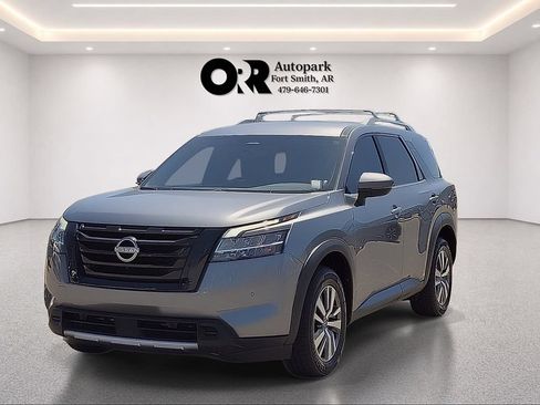 Used 2023 Nissan Pathfinder SL w/ Black Appearance Package AWD/4WD image 2