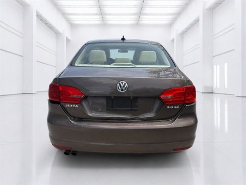 Used 2011 Volkswagen Jetta SE FWD image 3