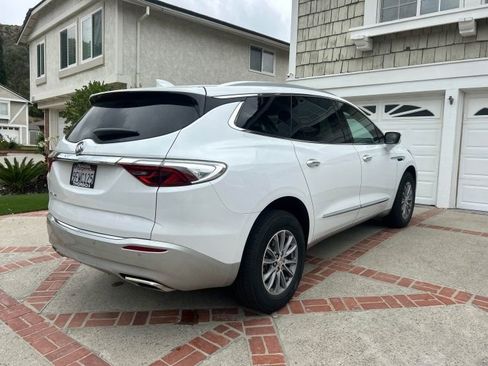 Used 2023 Buick Enclave Essence FWD image 3