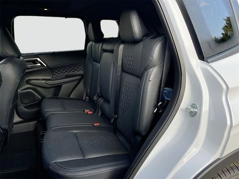 New 2025 Mitsubishi Outlander Base image 27