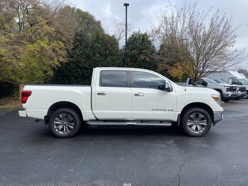 Used 2019 Nissan Titan SL w/ Chrome Package image 10
