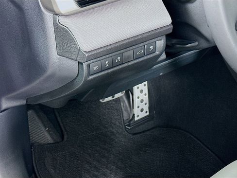 Used 2025 Toyota Camry SE image 10