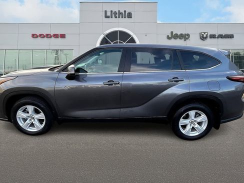 Used 2024 Toyota Highlander LE AWD/4WD image 3