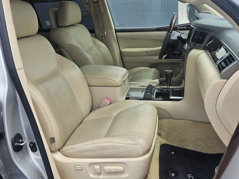 Used 2013 Lexus LX 570 4WD w/ Luxury Pkg image 18