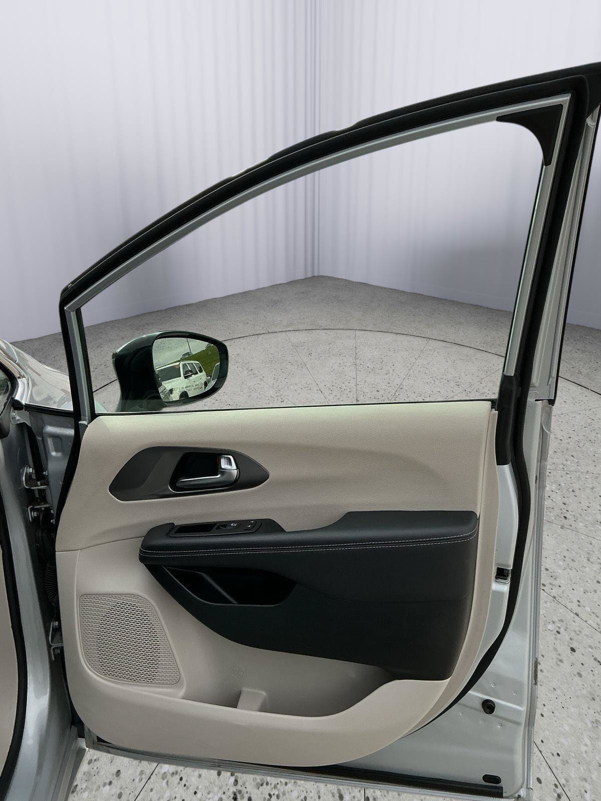 Used 2024 Chrysler Pacifica Limited FWD image 24